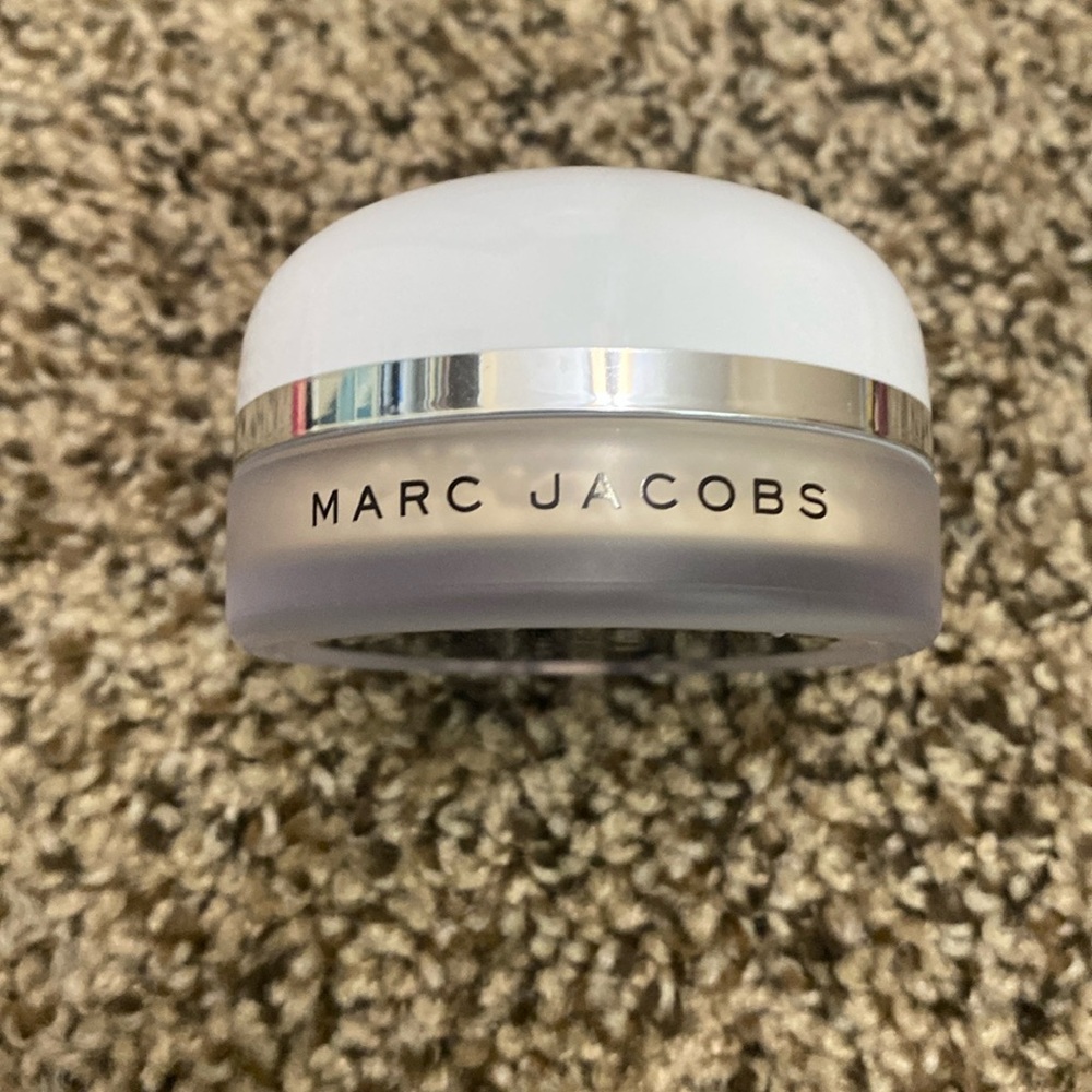 Marc Jacobs setting powder